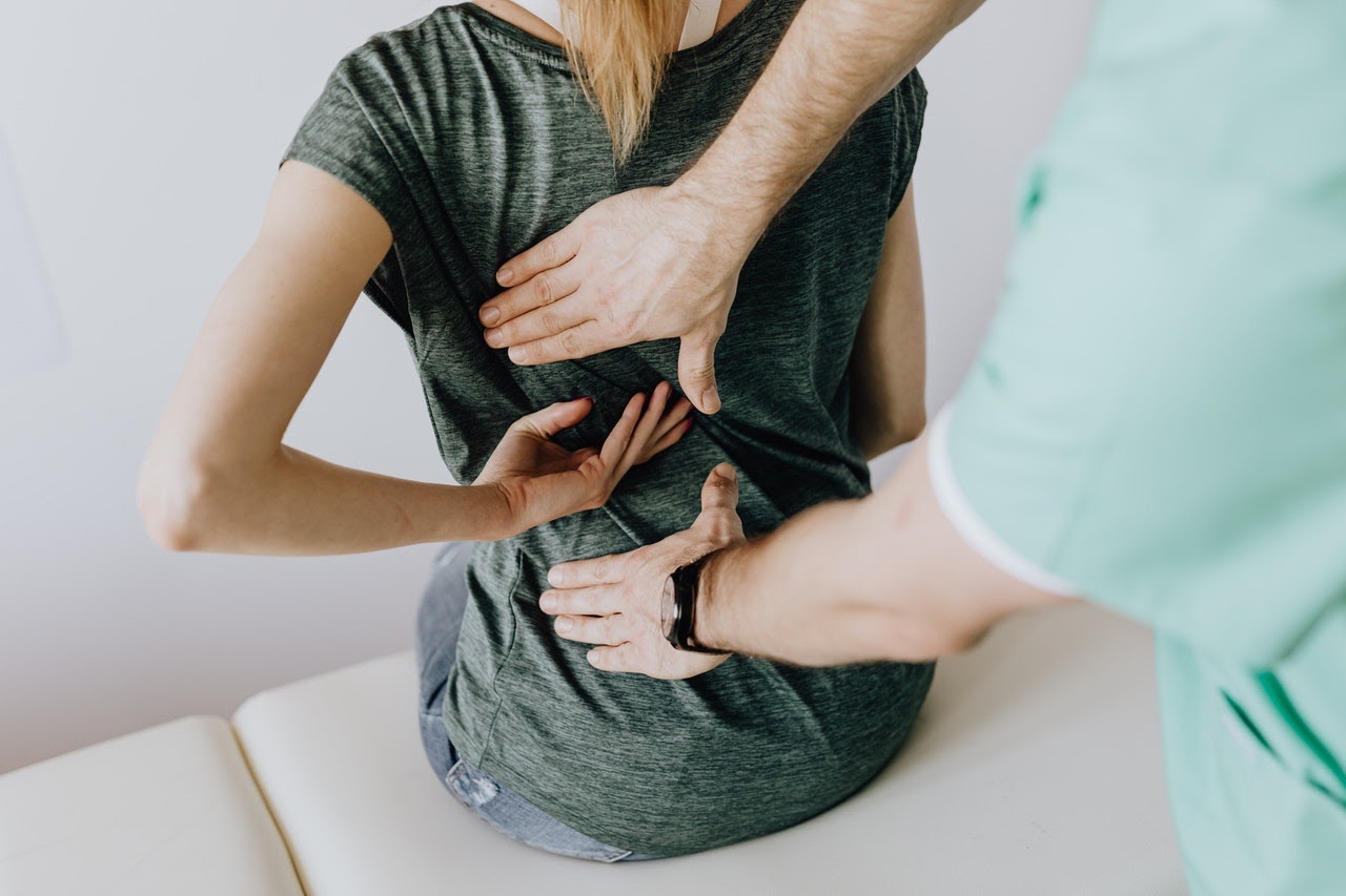 woman seeing a physiontherapist