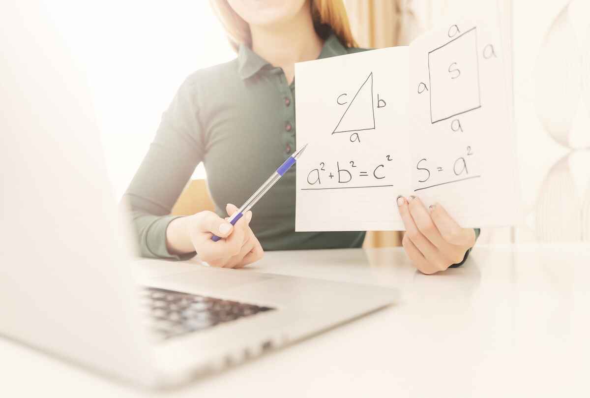 Online tutor teaching an online maths class
